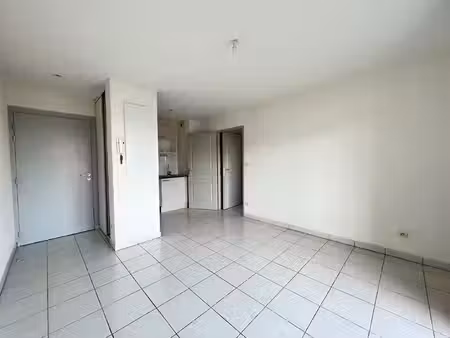 a louer - roques - appartement t2 de 31 m² au 1er et dernier étage avec balcon et parking 