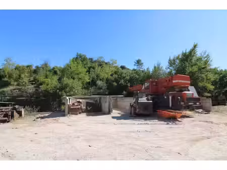terrain de 4741 m2 avec hangar  bacs à sable et deux contena