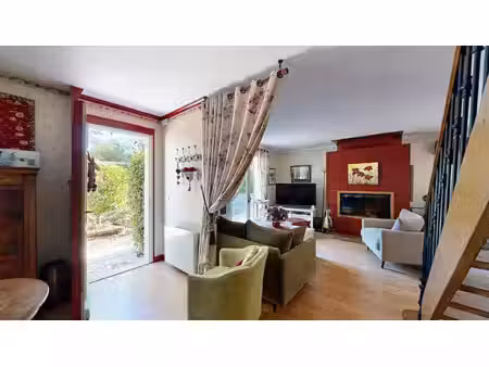 evans - maison t6 avec piscine et annexes sur terrain de 12 ares -