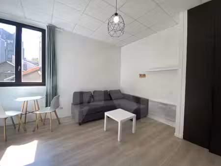 grenoble. studio avec meubles à disposition. 10 rue doudart