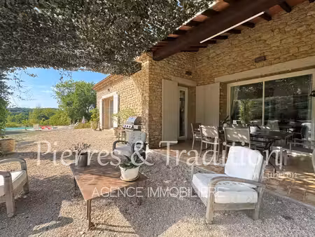 magnifique propriété avec piscine et une très belle vue sur le village