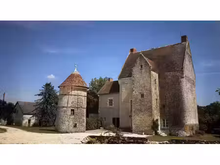 manoir avec prairie en bordure de riviere
