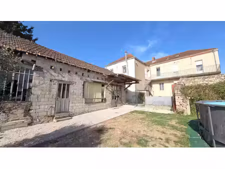 immeuble de caractère en centre-ville : appartement rénové  local commercial et vaste pote