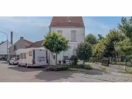 maison mitoyenne semi-ouverte dans un endroit calme au centre de berchem.