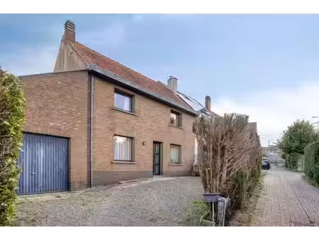 maison à rénover avec beau potentiel et jardin