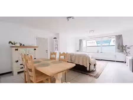 appartement rénové et spacieux  idéalement situé.