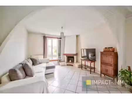 maison spacieuse avec 5 chambres et jardin