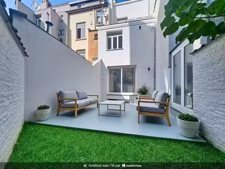 quartier eu. duplex 1 ch avec terrasse et bureau. peb : c