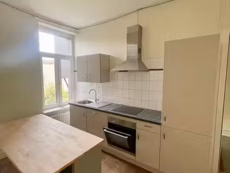 forest national  appartement une chambre avec balcon!
