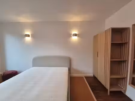 limite uccle. av. brugmann. grand studio meublé!
