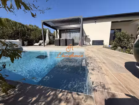 une maison contemporaine dans le village de montboucher