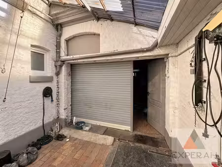 entrepôt de ± 64 m² avec deux zones de stockage