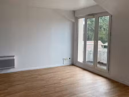 studio lumineux avec balcon