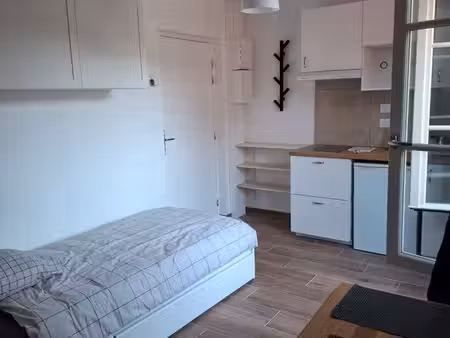studio lumineux meublé sans vis-à-vis hyper centre de figeac