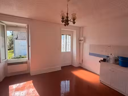 appartement dans maison avec cour