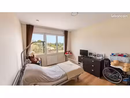 t2 46 m² avec terrasse rdc accessible pmr latillé