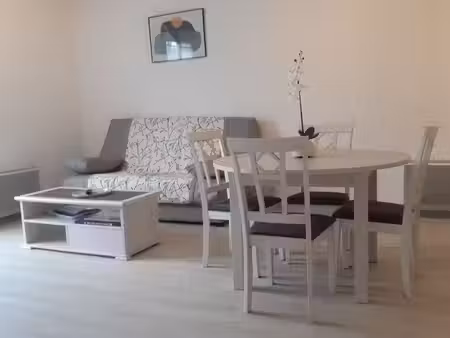 t2 45 m² côté cour près des thermes avec parking privatif