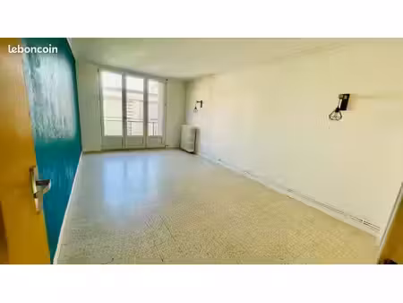 t3 62 m² traversant – 2 balcons – cuisine rénovée – proche halles