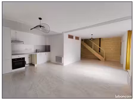 maison de ville rénovée 84 m2 – centre de moncoutant – 2 chambres