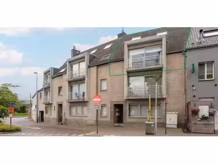 magnifique appartement en duplex avec trois chambres et garage  idéalement situé.