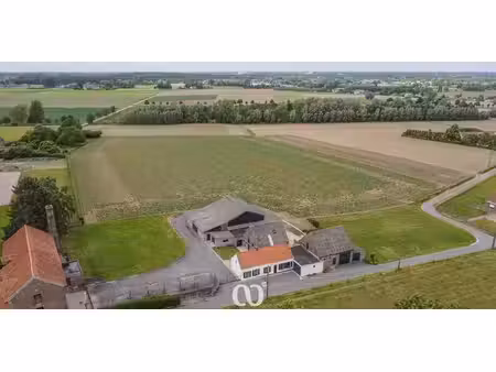 magnifique ferme située avec des terrains de plus de 3 5 hectares.