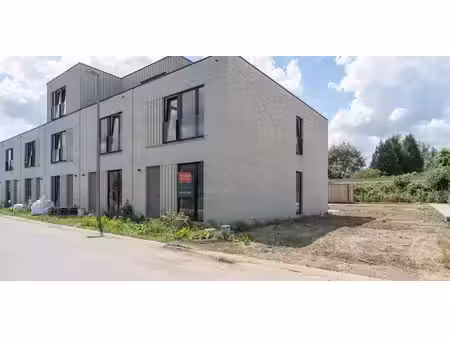 maison neuve entièrement finie avec 3 chambres.