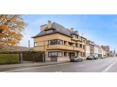 très grande maison de caractère de style art-déco avec de nombreuses possibilités.