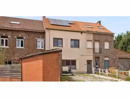 half te renoveren rijwoning met 3 slpks met tuin  terras en 4 parkeerplaatsen.