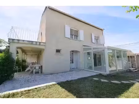 maison familiale avec double garage et jardin