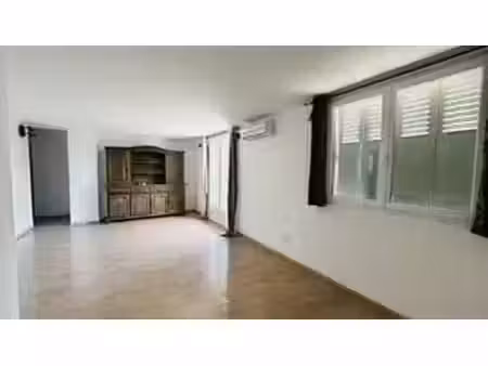 location parking 65 m² à saint-andiol (13670)  963 €