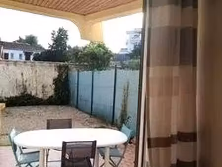 f1 avec jardin de 20m² et parking