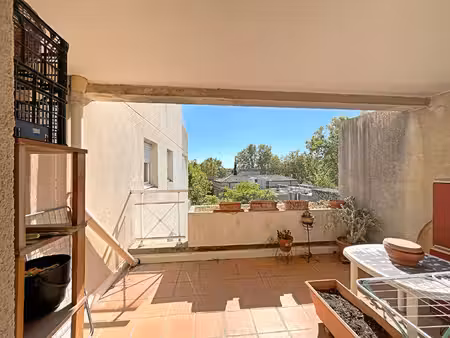 t2 vendu loué - terrasse 12 m² et cave - arles les alyscamps