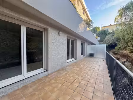 t3 de 86 m2 avec grande terrasse et 2 parkings hauts des j