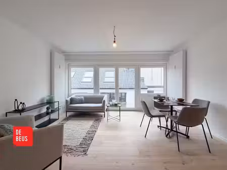 studio lumineux et rénové  idéalement situé sur la place ...