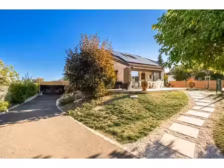 maison familiale de 175 m2 terrain clos de 824m2 avec piscine