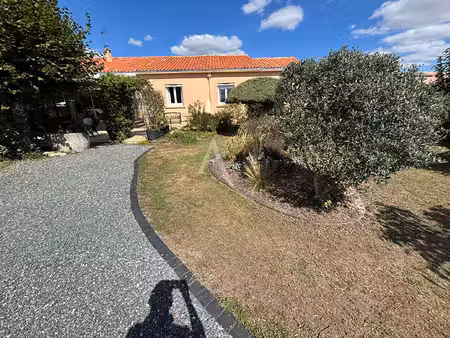 maison de plain-pied à fontenay le comte 6 pièce(s) 149 m2