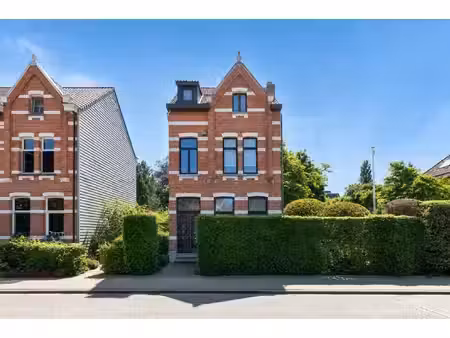 karaktervolle herenwoning met verwarmd zwembad in hartje kapellen.