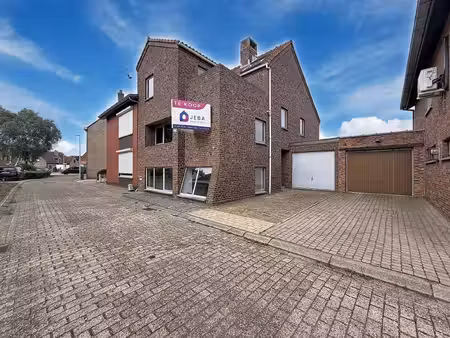 verrassend ruime woning met 4 slaapkamers en mogelijke praktijkruimte.