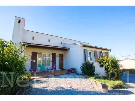 très belle maison avec sous sol complet et jardin
