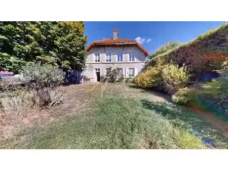 maison nombreuses dépendances et jardin