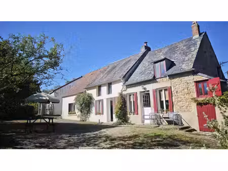 ensemble de deux maisons dans un hameau paisible