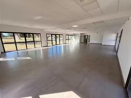 a louer local professionel 125 m2 rdc parking privatif sortie autoroute