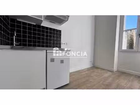grand studio rénové avec belle hauteur sous plafond !
