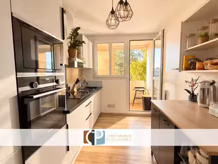 appartement très lumineux avec balcon et parking.