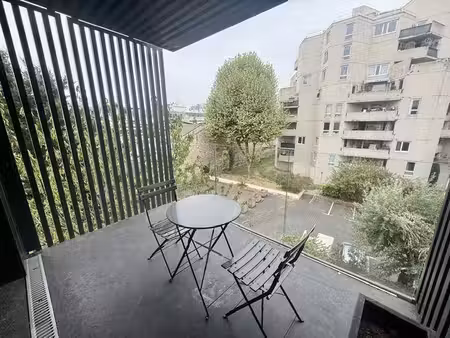 studio et coin meublée avec balcon