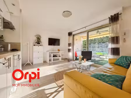 studio rénové à louer avec terrase à 10mn a pied de la croisette