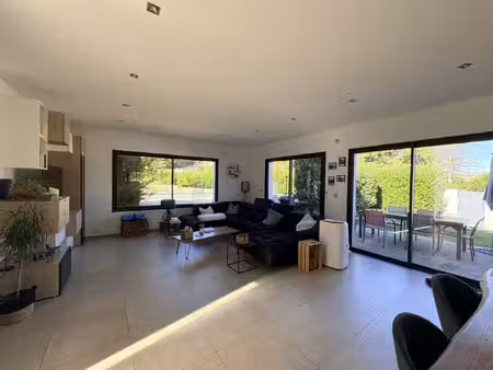 belle villa d'architecte avec piscine