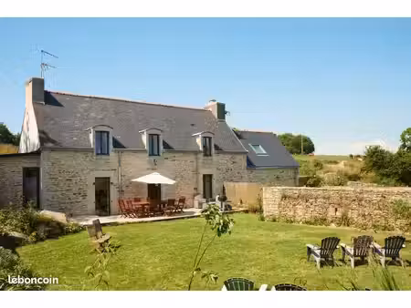 jolie longère au milieu d'une ferme