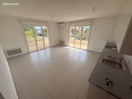 te appartement 4 pièces - 3 chambres - grande terrasse & très grand garage - le luc