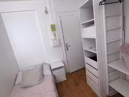 chambre de service avec salle de bain et toilette intégrés